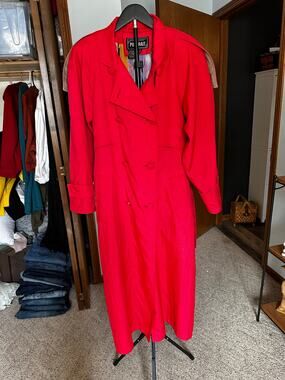 Vintage Portrait Trench Raincoat in a striking dark coral size 10